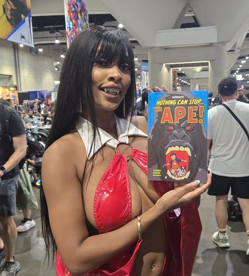 Vampirella cosplayer at SDCC
